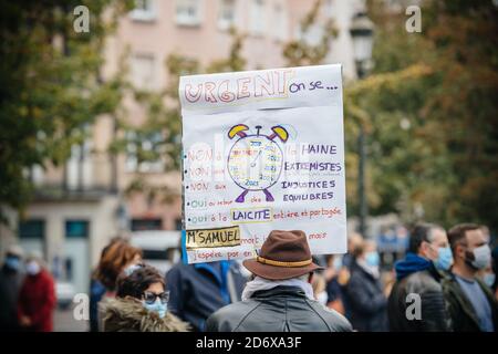 Straßburg, Frankreich - 19. Oktober 2020: Rückansicht des Mannes mit Plakat, das dem Geschichtslehrer Samuel Paty Tribut zollt, der am 16. Oktober enthauptet wurde, nachdem er Karikaturen des Propheten Muhammad in der Klasse gezeigt hatte Stockfoto