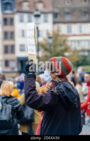 Straßburg, Frankreich - 19. Oktober 2020: Seitenansicht des Mannes mit Plakat zollen dem Geschichtslehrer Samuel Paty Tribut, der am 16. Oktober enthauptet wurde, nachdem er Karikaturen des Propheten Muhammad in der Klasse gezeigt hatte Stockfoto