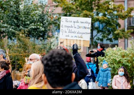 Straßburg, Frankreich - Okt19, 2020: Botschaft in jungen Händen des Mannes wird dem Geschichtslehrer Samuel Paty Tribut zollt, der am 16. Okt. enthauptet wurde, nachdem er Karikaturen des Propheten Muhammad im Unterricht gezeigt hatte Stockfoto