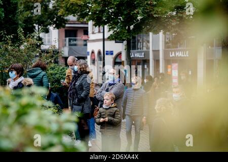 Straßburg, Frankreich - 19. Oktober 2020: Junge und Erwachsene im Ort Kleber zu Ehren des Geschichtslehrers Samuel Paty zu zahlen, enthauptet am 16. Oktober, nachdem er Karikaturen des Propheten Muhammad in der Klasse gezeigt Stockfoto