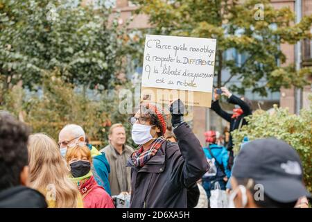 Straßburg, Frankreich - 19. Oktober 2020: Junger Lehrer zollt dem Geschichtslehrer Samuel Paty Tribut, der am 16. Oktober enthauptet wurde, nachdem er Karikaturen des Propheten Muhammad in der Klasse gezeigt hatte Stockfoto