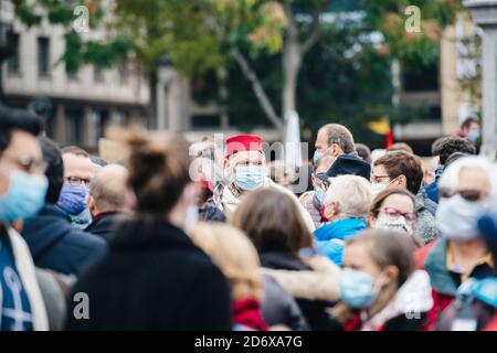 Straßburg, Frankreich - 19. Oktober 2020: Mann mit Fez Tarboosh an Ort und Stelle Kleber zu Ehren des Geschichtslehrers Samuel Paty zu zahlen, enthauptet am 16. Oktober, nachdem er Karikaturen des Propheten Muhammad in der Klasse gezeigt hatte Stockfoto