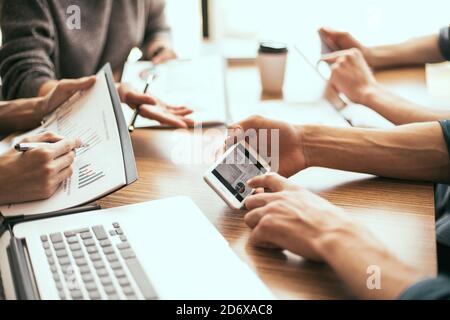 Nahaufnahme. Arbeitsgruppe zur Analyse von Finanzstatistiken. Stockfoto