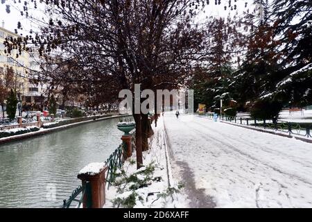 Verschneiten Tag auf der Straße in Eskisehir Stockfoto