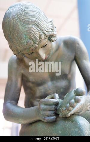 Boy with Thorn, auch Fedele (Fedelino) oder Spinario genannt, eine griechisch-römische hellenistische Bronzeskulptur, in den Kapitolinischen Museen in Rom. Aus einer Serie Stockfoto