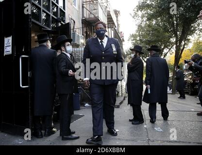 Brooklyn, Usa. Oktober 2020. NYPD-Chefin Judith Harrison geht am Montag, den 19. Oktober 2020, auf dem Bürgersteig, während sich die Menschen in der Synagoge von Yetev Lev D'Satmar im Stadtteil Williamsburg in Brooklyn in New York City versammeln. Die Brooklyn Gemeinde Planung einer chassidischen Hochzeit, dass Staatsbeamte erwartet 10,000 Menschen zu besuchen Montag hat angekündigt, es wird nicht mehr so weitergehen wie geplant, nachdem die Behörden bestellen begrenzte Anwesenheit aufgrund des Aufschwungs in Coronavirus-Infektionen. Foto von John Angelillo/UPI Kredit: UPI/Alamy Live Nachrichten Stockfoto