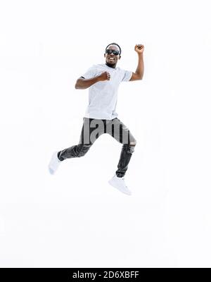In vollem Wachstum. Glücklich tanzenden Kerl in lässiger Kleidung. Stockfoto