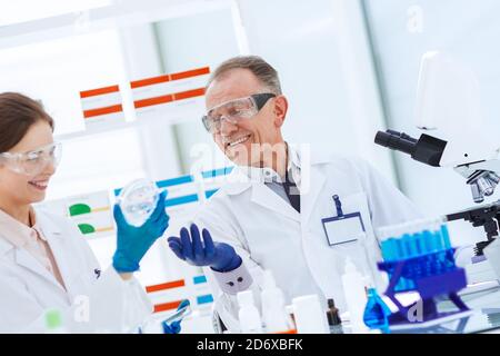 Nahaufnahme. Wissenschaftler forschen an einem neuen Impfstoff. Stockfoto