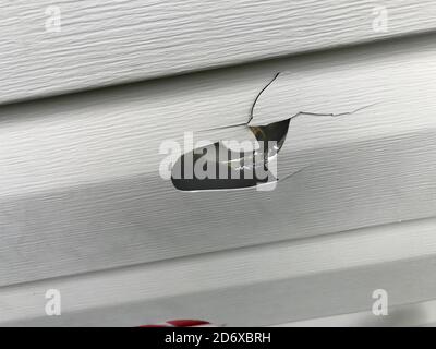 Außen Vinyl Siding Beschädigt Durch Hail, Wind, Hailstorm Stockfoto