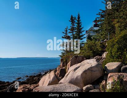 Cliffside Bass Harbor Head Lighthouse im Acadia National Park, markiert den Eingang zum Bass Harbor auf der südwestlichen Seite des Mount Desert Island, Maine Stockfoto