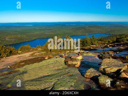 Mit Blick auf Eagle Lake vom Cadillac Mountain; Eagle Lake ist der größte Süßwassersee im Acadia National Park auf Mount Desert Island, Maine Stockfoto