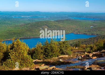 Mit Blick auf Eagle Lake vom Cadillac Mountain; Eagle Lake ist der größte Süßwassersee im Acadia National Park auf Mount Desert Island, Maine Stockfoto