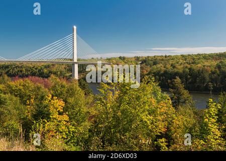 Penobscot Narrows Bridge über Penobscot River, Maine; es ist das Kronjuwel der Küste von Maine, mit spektakulären 360-Grad-Aussichten Stockfoto