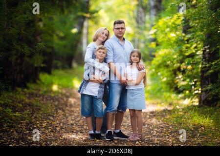 Glücklich im freien Familienporträt in einem Wald Stockfoto