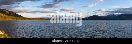 Panoramablick auf den malerischen See, umgeben von Bergen Stockfoto