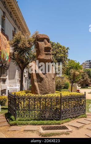 Vina Del Mar, Chile - 8. Dezember 2008: Hohe brwon Stein Moai Statue von Osterinsel auf Ausstellung vor dem Eingang des Fonck Archäologischen Museums. Stockfoto