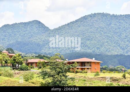 Haus in den Bergen, Foto als Hintergrund, aufgenommen im Arenal Volcano Lake Park in Costa rica zentralamerika Stockfoto