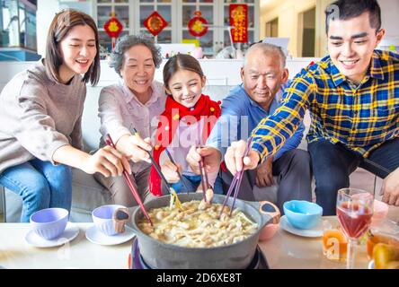 Glückliche asiatische Familie, die zu Abend gegessen und chinesisches Neujahr gefeiert hat Zu Hause Stockfoto