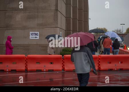 Columbus, Ohio, USA. Oktober 2020. Hunderte von Franklin County, Ohio Wähler warteten im Regen, um am Montagmorgen zu wählen. Die Linie der Leute an der Franklin County Board of Elections hinter dem Gebäude eingewickelt und Wartezeiten waren etwa eine Stunde. Quelle: John Orvis/ZUMA Wire/Alamy Live News Stockfoto