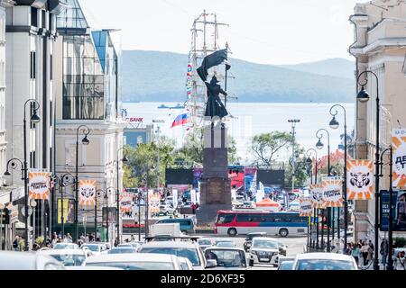 Russland, Wladiwostok, 09/21/2019. Innenstadt von Wladiwostok mit Blick auf das berühmte Denkmal der Kämpfer für die Sowjetmacht. Viele Autos auf der Hauptbahn Stockfoto