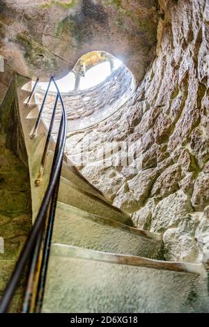 Eine Wendeltreppe im Turm im Park Quinta da Regaleira in Sintra, Portugal Stockfoto