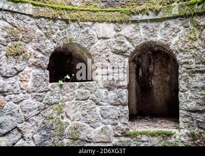 Fragment des Initiationsbrunnen des Quinta da Regaleira Parks in Sintra, Portugal Stockfoto