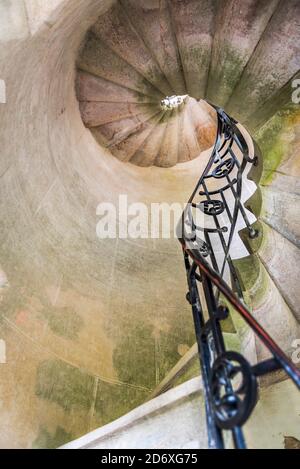 Eine Wendeltreppe im Turm im Park Quinta da Regaleira in Sintra, Portugal Stockfoto