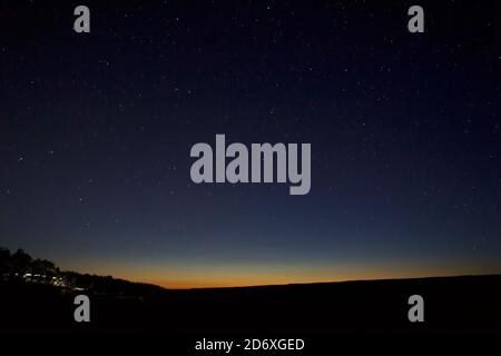 Landschaftlich schöner Blick auf den Grand Canyon National Park in der Abenddämmerung mit Der Nachthimmel und der Sonnenuntergang treten gleichzeitig auf Stockfoto