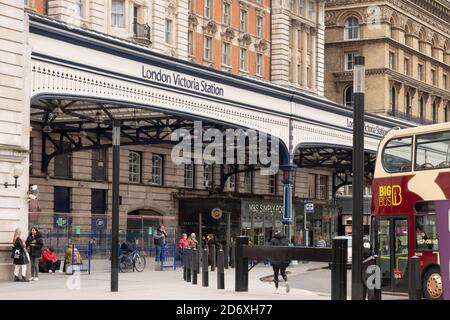 London Victoria Westminster Covid Busse und Red Boxes Stockfoto