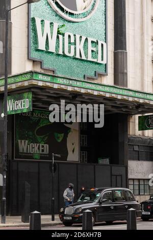London Victoria Westminster Covid Busse und Red Boxes Stockfoto