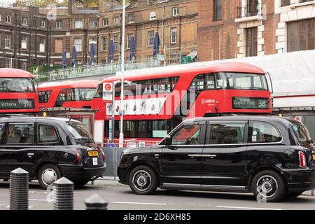 London Victoria Westminster Covid Busse und Red Boxes Stockfoto