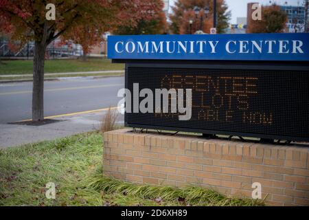 Ein elektronisches Schild in einem Gemeindezentrum in Michigan kündigte die Verfügbarkeit von Abwesenheitswahlen vor den Wahlen vom 2020. November an. Stockfoto