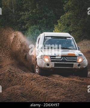 SZCZECIN, POLEN - 31. Aug 2019: Offroad-Kumpel, der eine scharfe Kurve nimmt und Sand aufzieht, während es mit Leichtigkeit schnell geht. Auf Baja Poland. Stockfoto