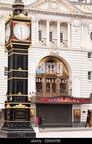 London Victoria Westminster Covid Busse und Red Boxes Stockfoto