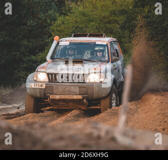 SZCZECIN, POLEN - 31. Aug 2019: Offroad-Kumpel, der eine scharfe Kurve nimmt und Sand aufzieht, während es mit Leichtigkeit schnell geht. Auf Baja Poland. Stockfoto