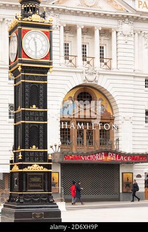London Victoria Westminster Covid Busse und Red Boxes Stockfoto