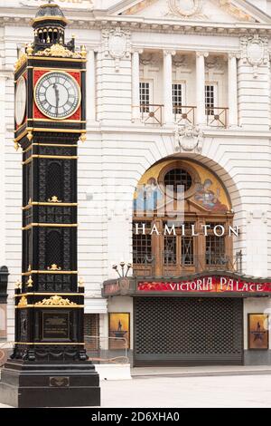 London Victoria Westminster Covid Busse und Red Boxes Stockfoto