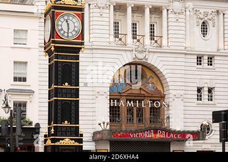London Victoria Westminster Covid Busse und Red Boxes Stockfoto