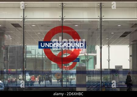 London Victoria Westminster Covid Busse und Red Boxes Stockfoto
