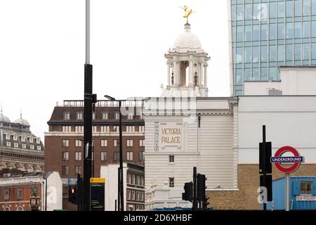 London Victoria Westminster Covid Busse und Red Boxes Stockfoto