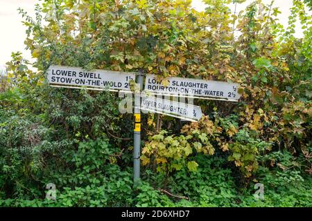Lower Slaughter, Upper Slaughter, Bourton auf dem Wasser, Verstauen auf dem Wold und Lower Swell Wegweiser im Herbst. Cotswolds, Gloucestershire, England Stockfoto