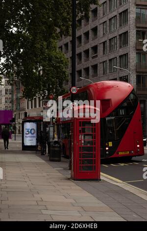 London Victoria Westminster Covid Busse und Red Boxes Stockfoto