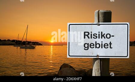 Schild mit der Aufschrift 'Risikobereich' (Risikogebiet). Aufgrund vieler neuer Coronainfektionen werden Bereiche als Risikobereiche ausgewiesen. Stockfoto