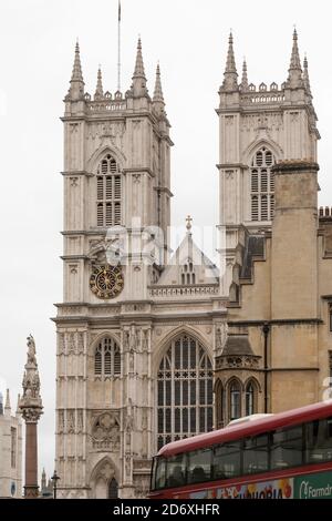 London Victoria Westminster Covid Busse und Red Boxes Stockfoto