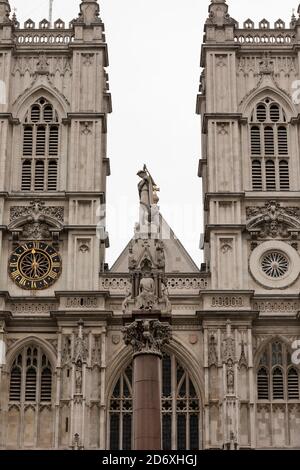 London Victoria Westminster Covid Busse und Red Boxes Stockfoto