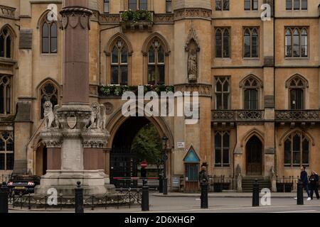 London Victoria Westminster Covid Busse und Red Boxes Stockfoto