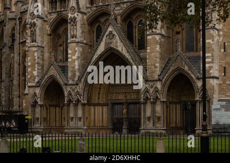 London Victoria Westminster Covid Busse und Red Boxes Stockfoto