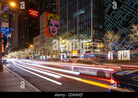 Chicago, Illinois, 4. Januar 2020: Wandgemälde von Andy Warhols Marilyn Monroe in der Michigan Avenue, das eine Retrospektive Ausstellung von Warhols Werken veröffentlicht. Stockfoto