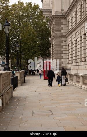London Victoria Westminster Covid Busse und Red Boxes Stockfoto