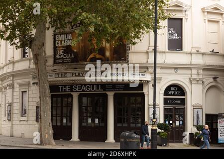 London Victoria Westminster Covid Busse und Red Boxes Stockfoto